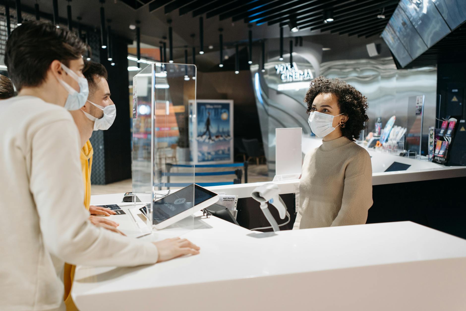 Klienci w maseczkach kupują bilety w kasie, współczesne realia Francji Klienci w maseczkach kupują bilety w kasie, współczesne realia Francji