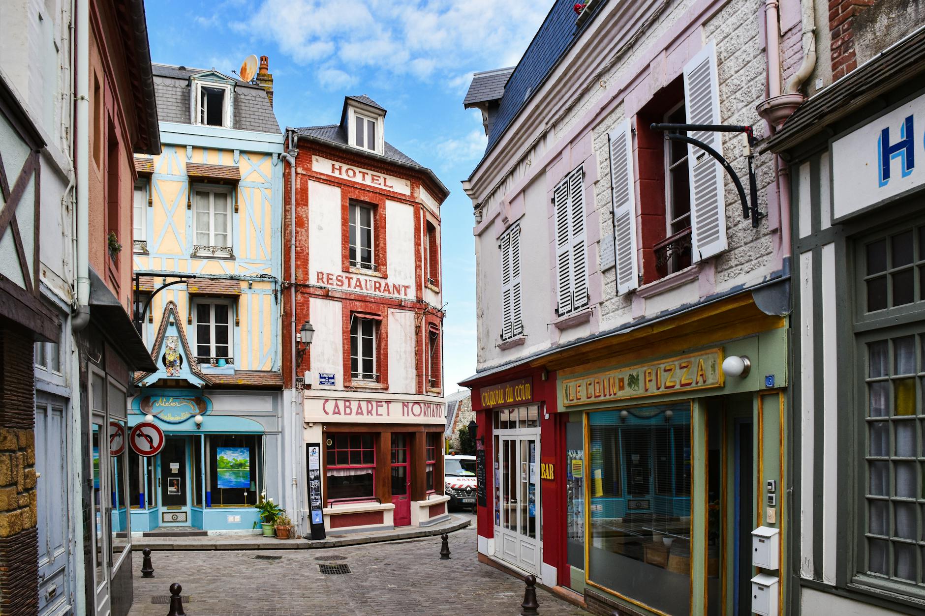 Kolorowa, wąska uliczka z kamienicami w małym miasteczku Francji