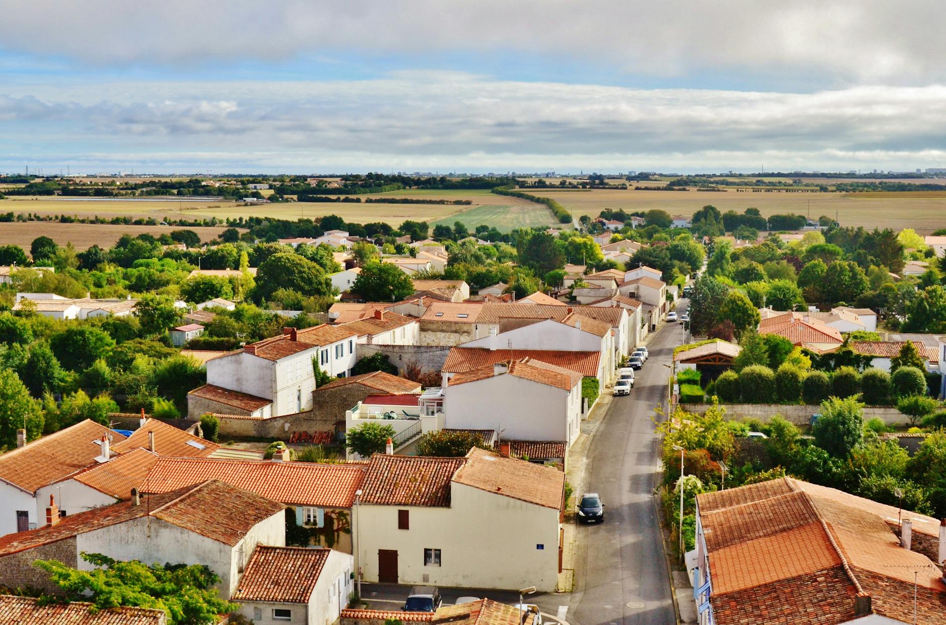 Panorama Marsilly z lotu ptaka z czerwonymi dachami i zieloną okolicą