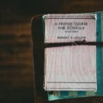 Stary podręcznik do nauki francuskiego przewiązany sznurkiem