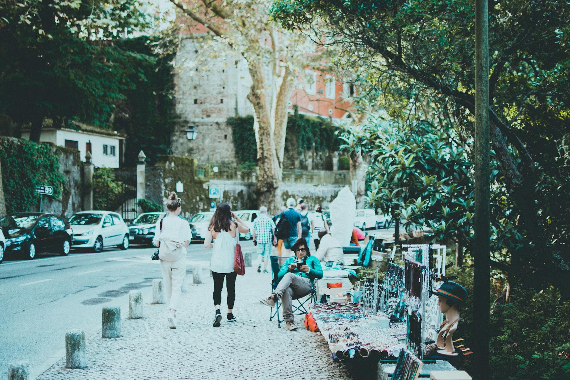 Turyści oglądający rękodzieło na gwarnym francuskim ulicznym bazarze