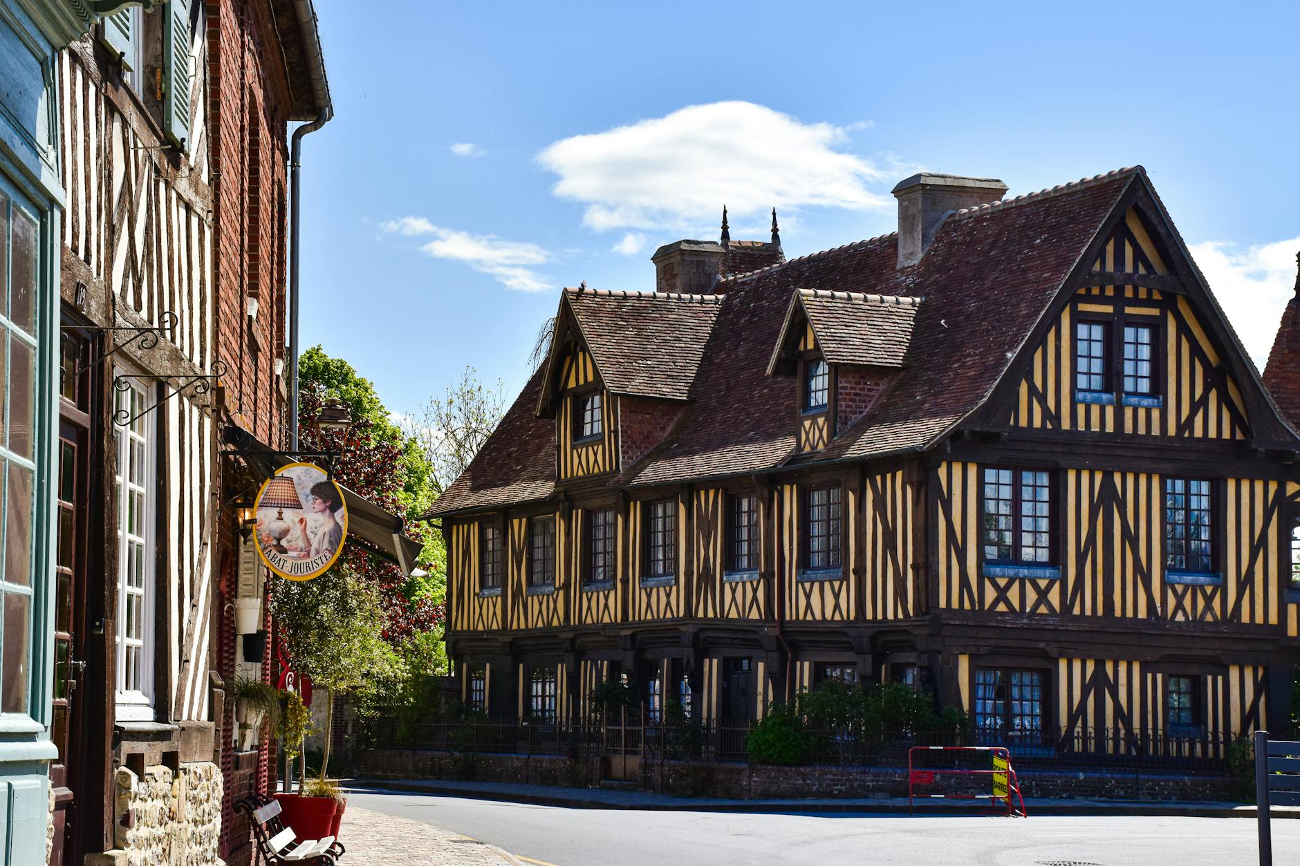 Urokliwa uliczka w Normandii z kolorowymi szachulcowymi kamienicami