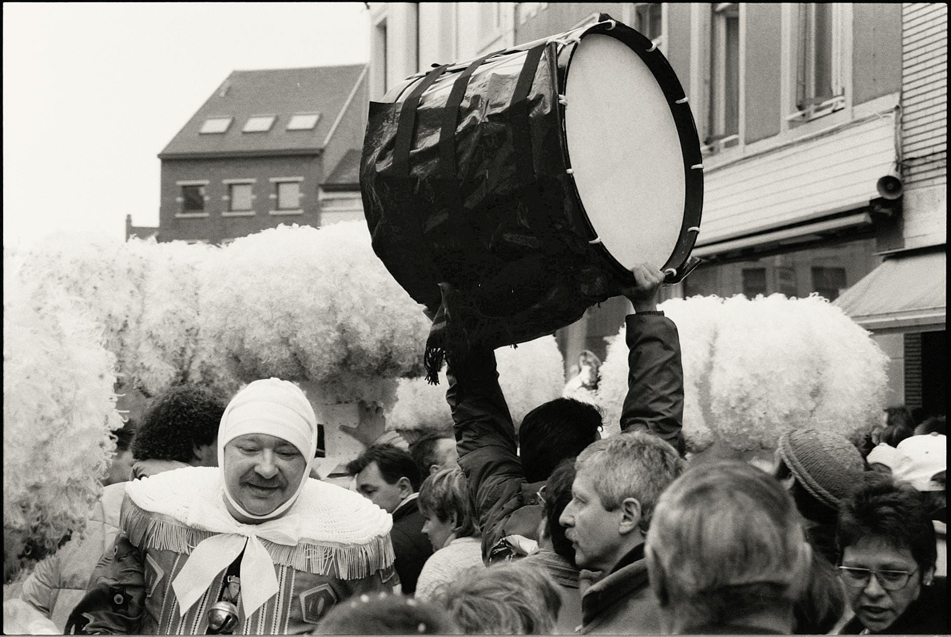 Czarno-biały korowód karnawałowy z bębniarzem na ulicy w Nicei