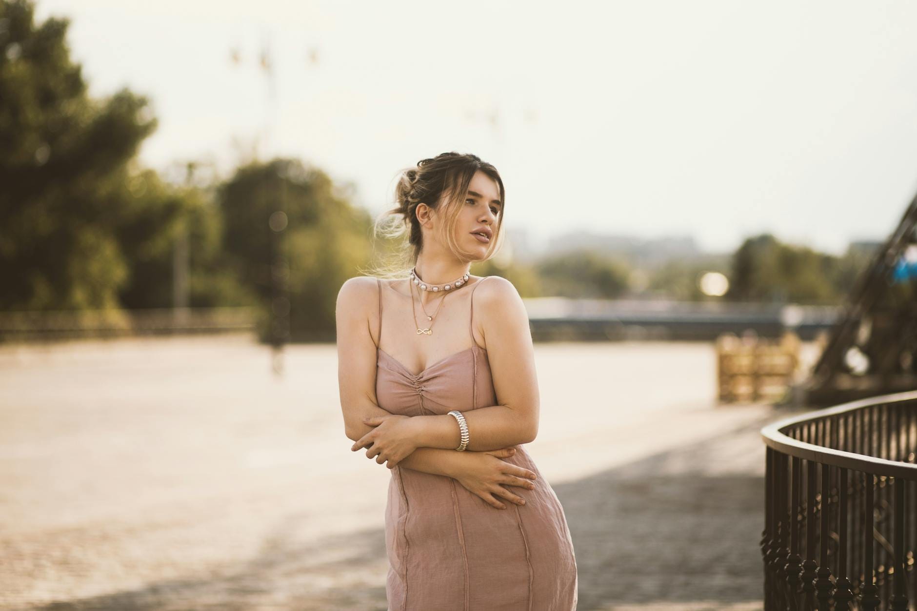 Elegancka kobieta w paryskim parku prezentuje budżetowy francuski szyk