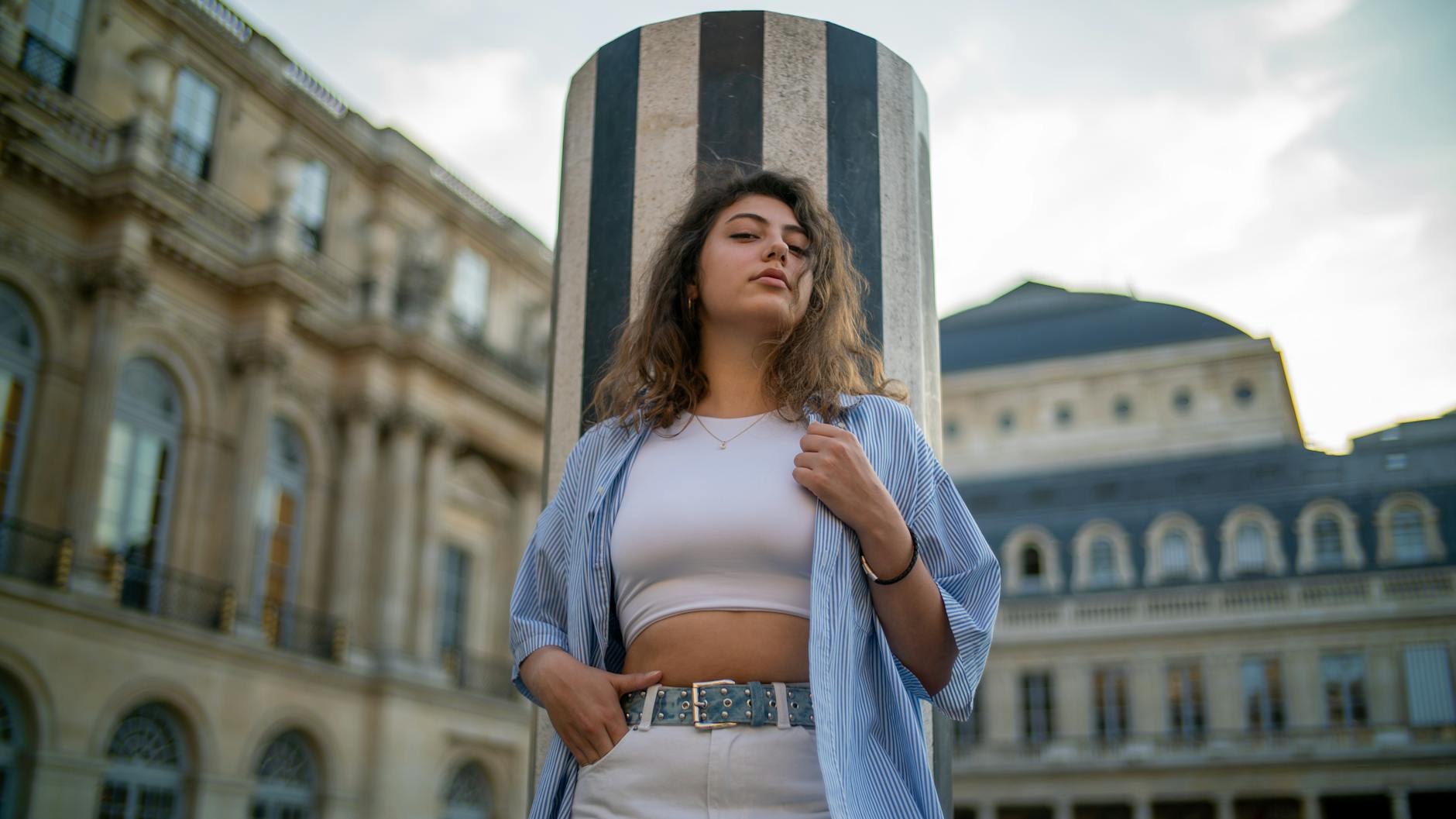 Elegancka kobieta w Paryżu przed historyczną architekturą Palais Royal