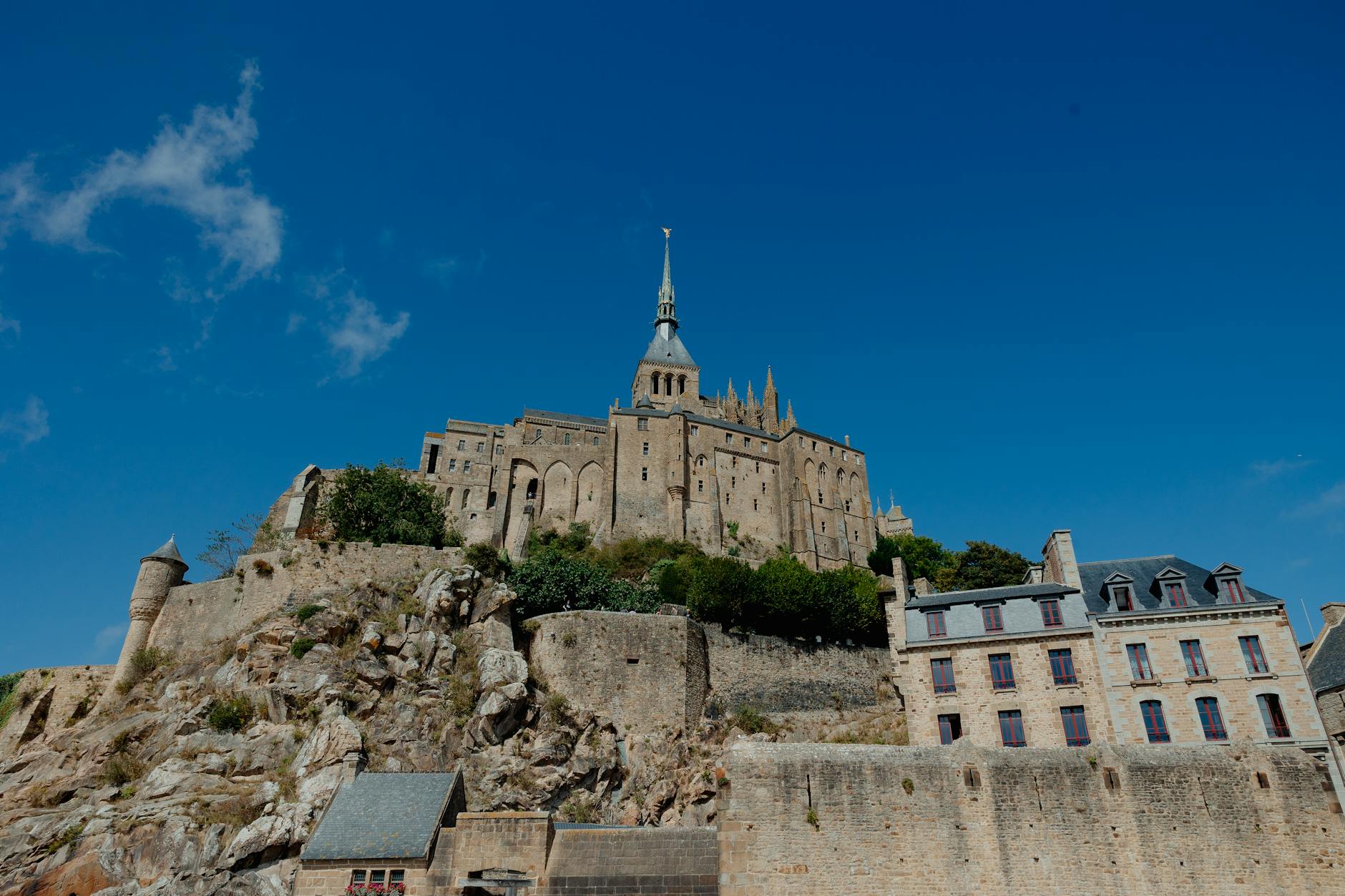 Mont Saint-Michel latem pod błękitnym, bezchmurnym niebem