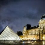 Muzeum Luwr i szklana piramida nocą w Paryżu