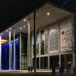 Nocne zwiedzanie nowoczesnego muzeum z kolorowym oświetleniem