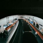 Solo w Paryżu: jak się nie zgubić w metrze Pasażerowie czekający na pociąg na zatłoczonej stacji metra w Paryżu