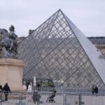 Jak kupić bilet do Luwru i uniknąć tłumów: godziny, wejścia i triki Piramida Luwru i posąg konny przed muzeum w Paryżu