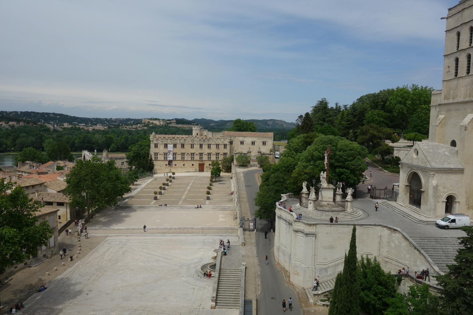 Plac w Awinionie otoczony zabytkowymi kamienicami