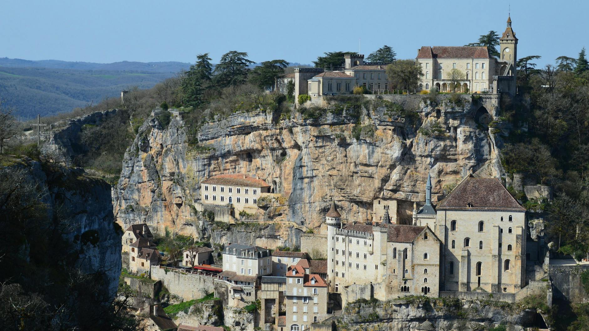Średniowieczne miasteczko Rocamadour na klifie w Akwitanii