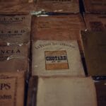 Stare książki z nutami rozłożone na stole w antykwariacie