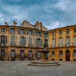 Zabytkowy plac z klasyczną zabudową w południowym mieście Francji