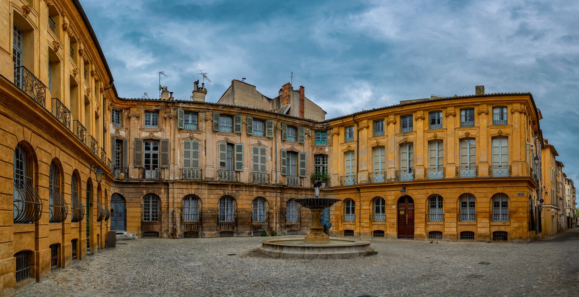 Zabytkowy plac z klasyczną zabudową w południowym mieście Francji Zabytkowy plac z klasyczną zabudową w południowym mieście Francji