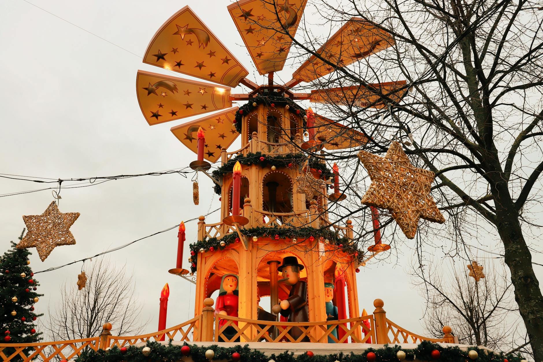 Drewniana piramida bożonarodzeniowa na jarmarku świątecznym