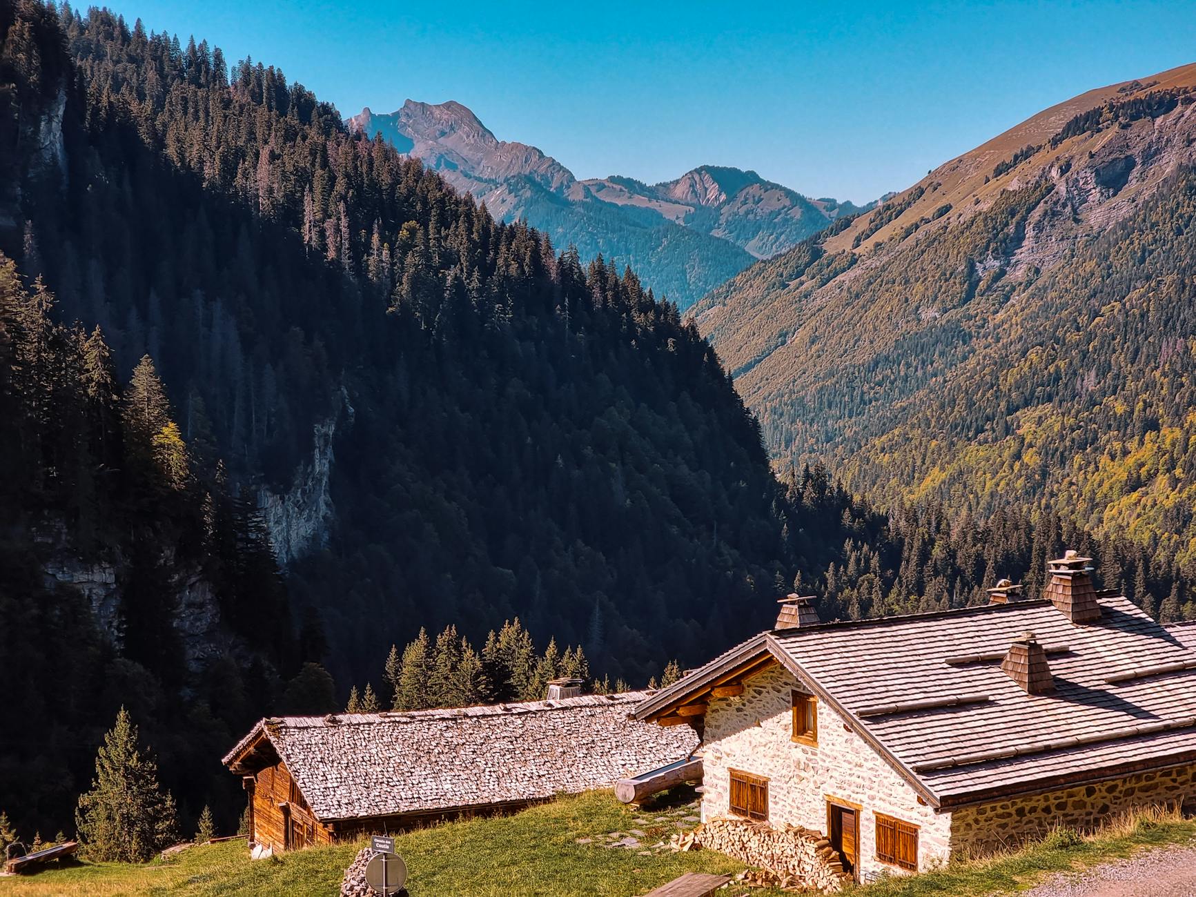 Drewniane górskie schronisko w Montriond w Alpach przy bezchmurnym niebie