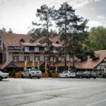Hotel wśród drzew w górskiej okolicy, widok z drogi