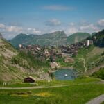 Letnia panorama alpejskiej wioski Morzine w Sabaudii