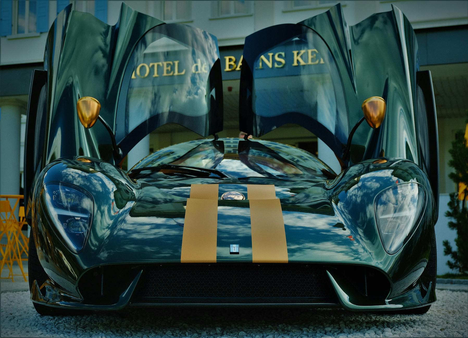 Luksusowe sportowe auto z drzwiami unoszonymi do góry przed hotelem