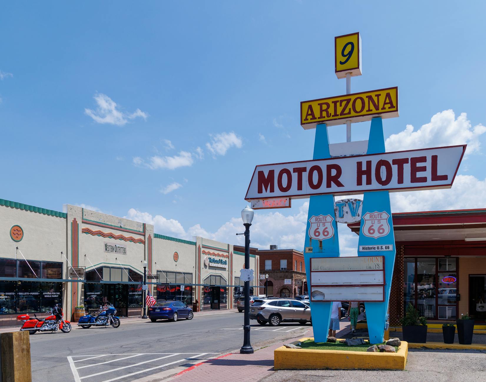 Szyld Route 66 Motor Hotel przy drodze w słoneczny dzień