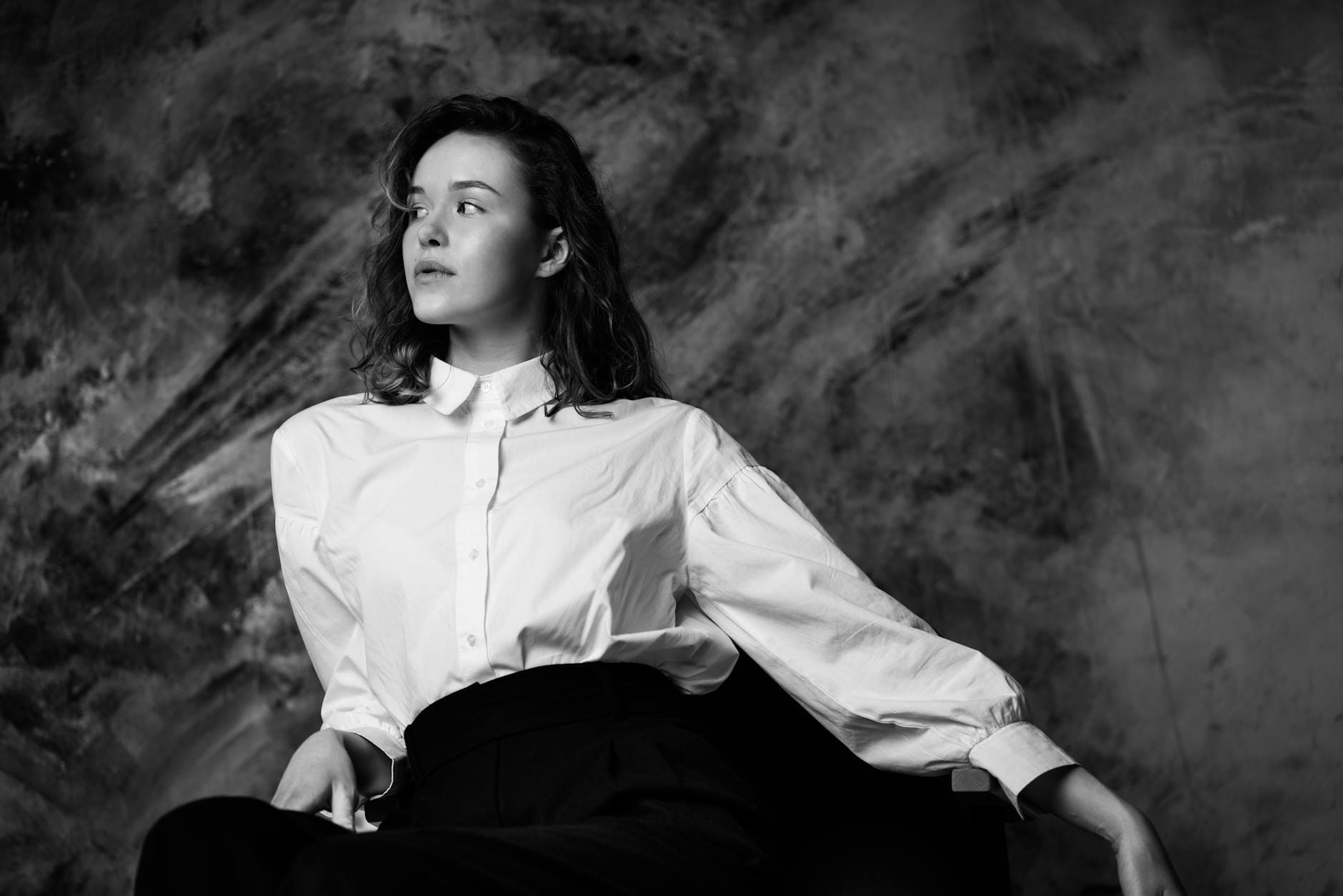 Białe koszule po francusku: fasony, tkaniny i stylizacje Kobieta w białej koszuli na czarno-białym portrecie w stylu francuskim