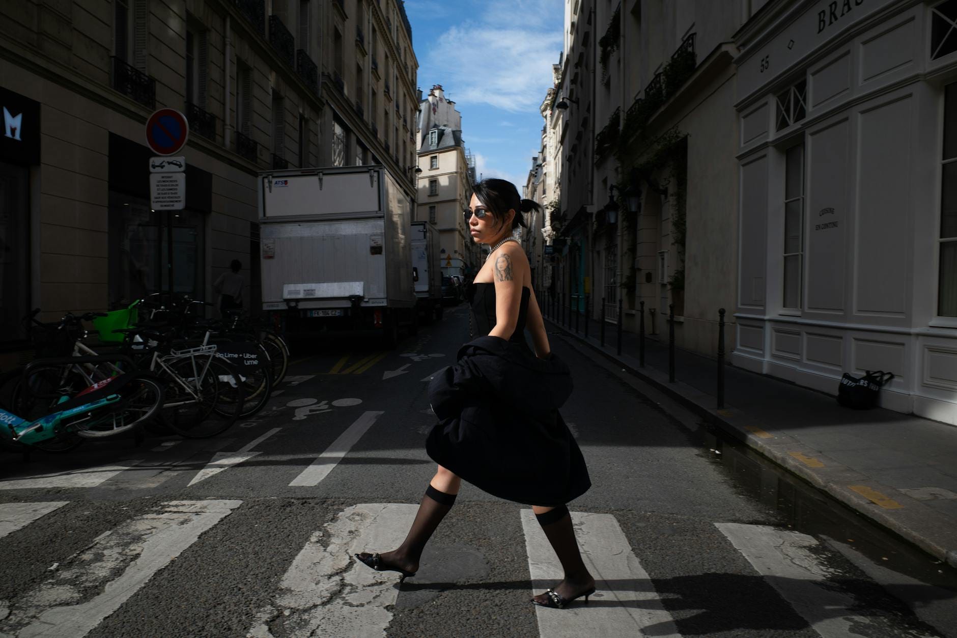 Elegancka kobieta przechodzi przez paryską ulicę w stylu francuskim