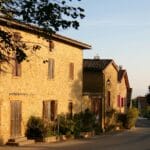 Weekend w Berry: spokojna Francja, jeziora i jak zamówić obiad w auberge Francuska wioska Berry o zachodzie słońca z kamiennymi domami