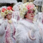 Carnaval w Dunkierce: o co w tym chodzi i jak się przygotować językowo Kolorowy korowód karnawałowy z kwiatowymi kostiumami i parasolkami