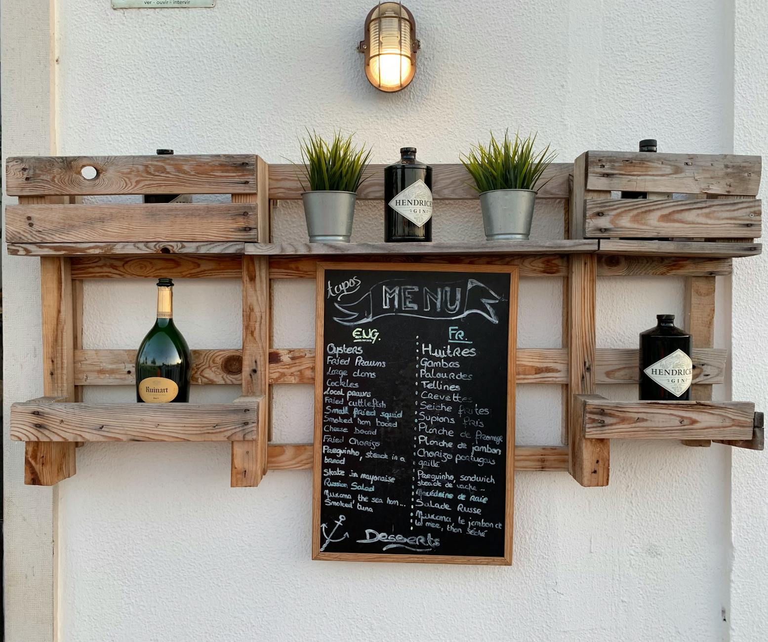Menu kawiarniane na zewnętrznej drewnianej półce z dekoracjami