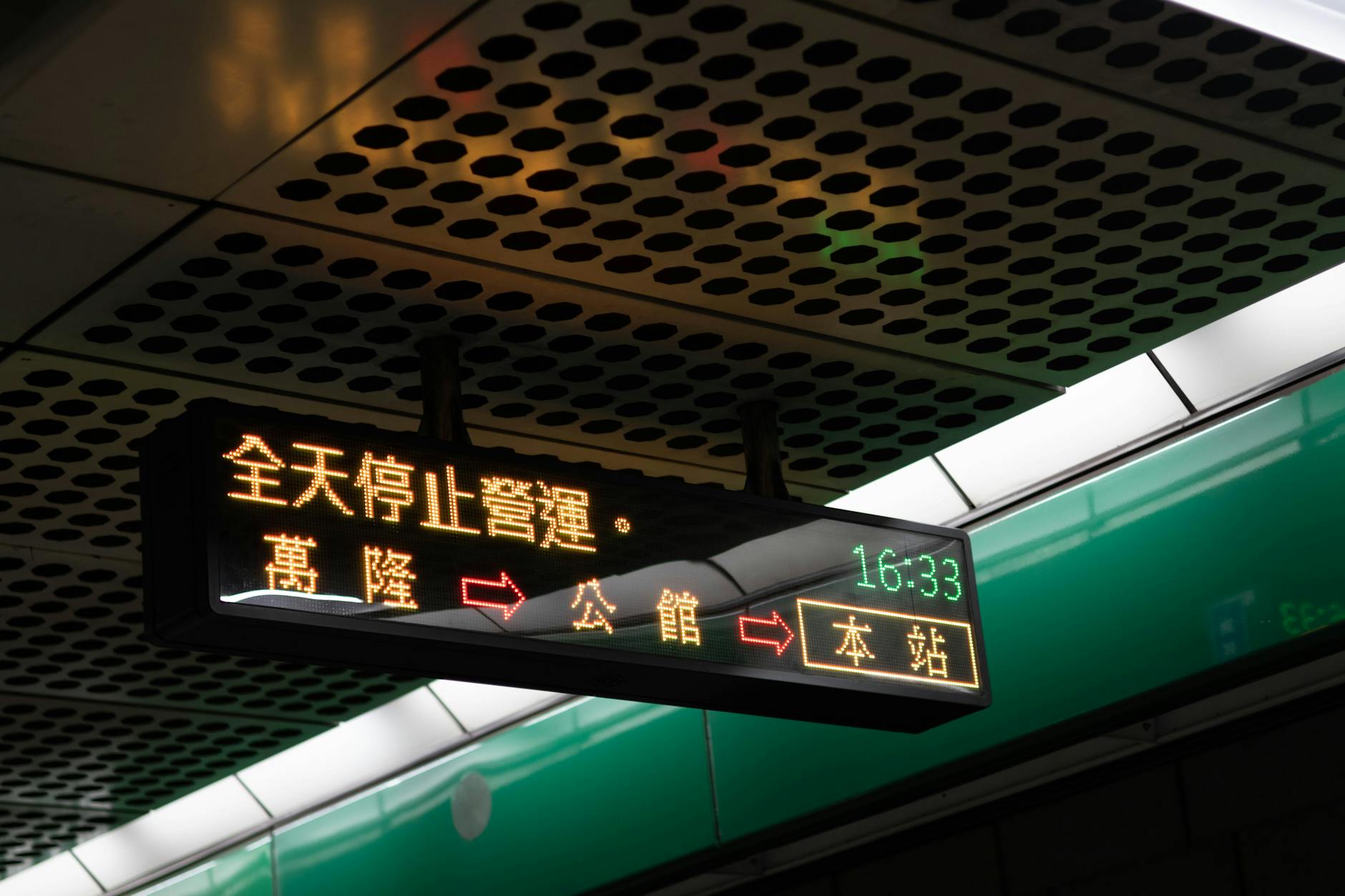 Tablica LED z rozkładem jazdy metra w języku chińskim