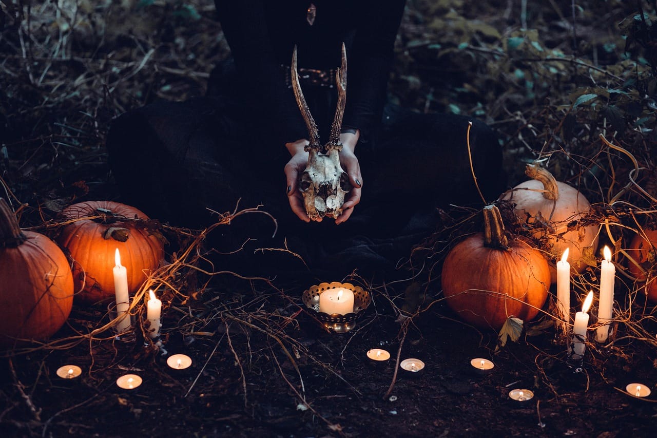 Test wygody stroju na Halloween przed imprezą