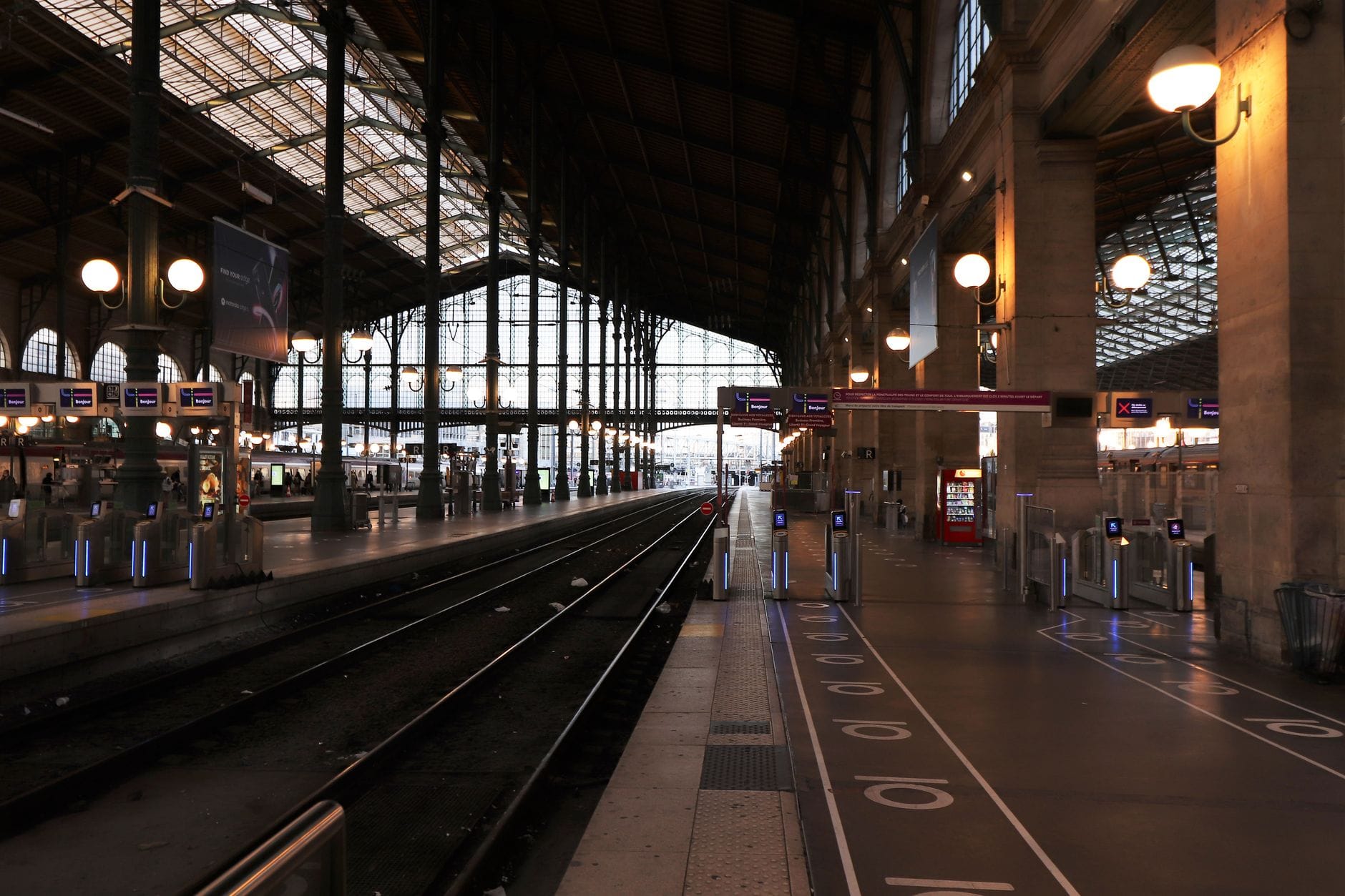 Wnętrze paryskiego dworca Gare du Nord z peronami i stalową konstrukcją