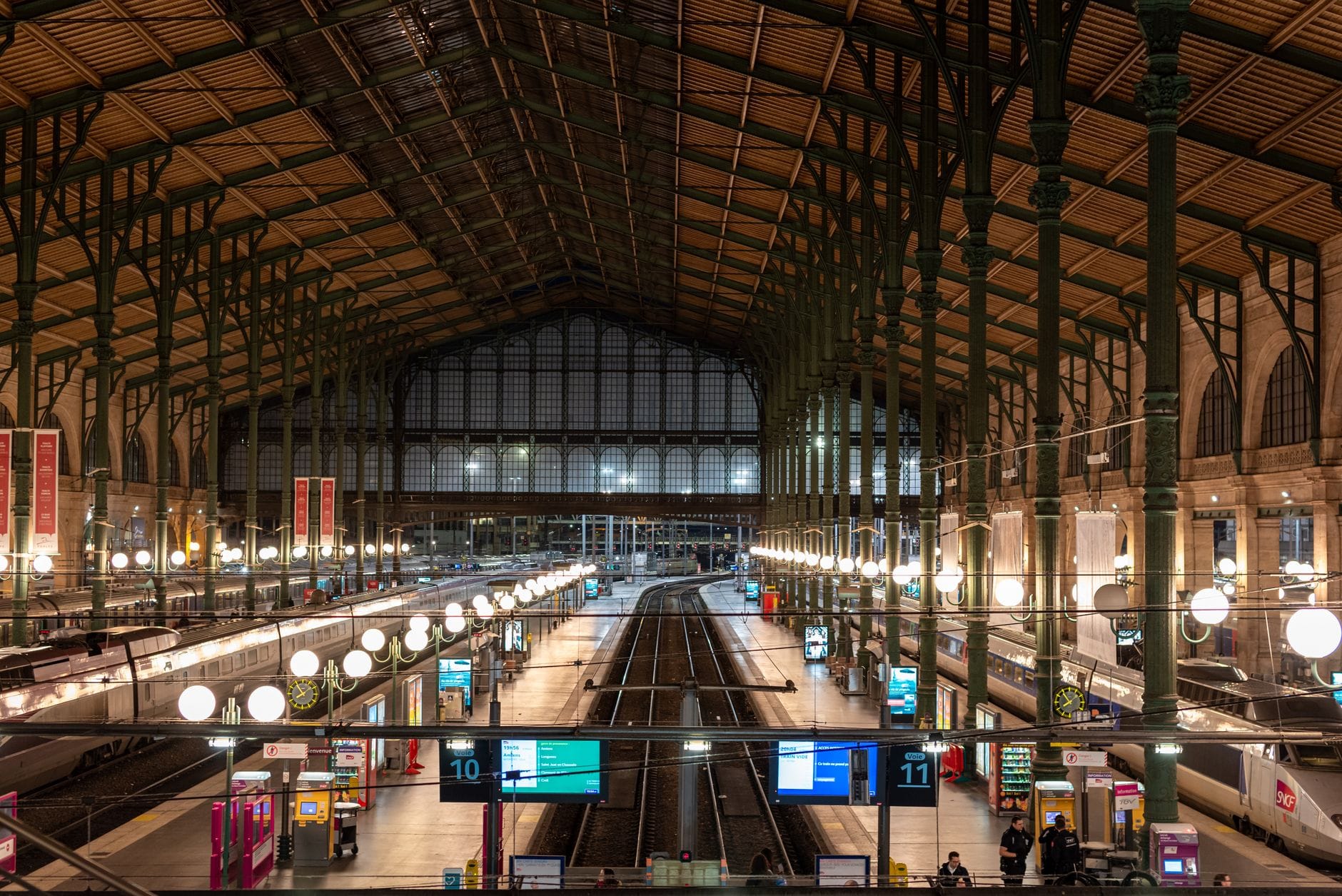 Wnętrze paryskiego dworca Gare du Nord z peronami i zadaszeniem