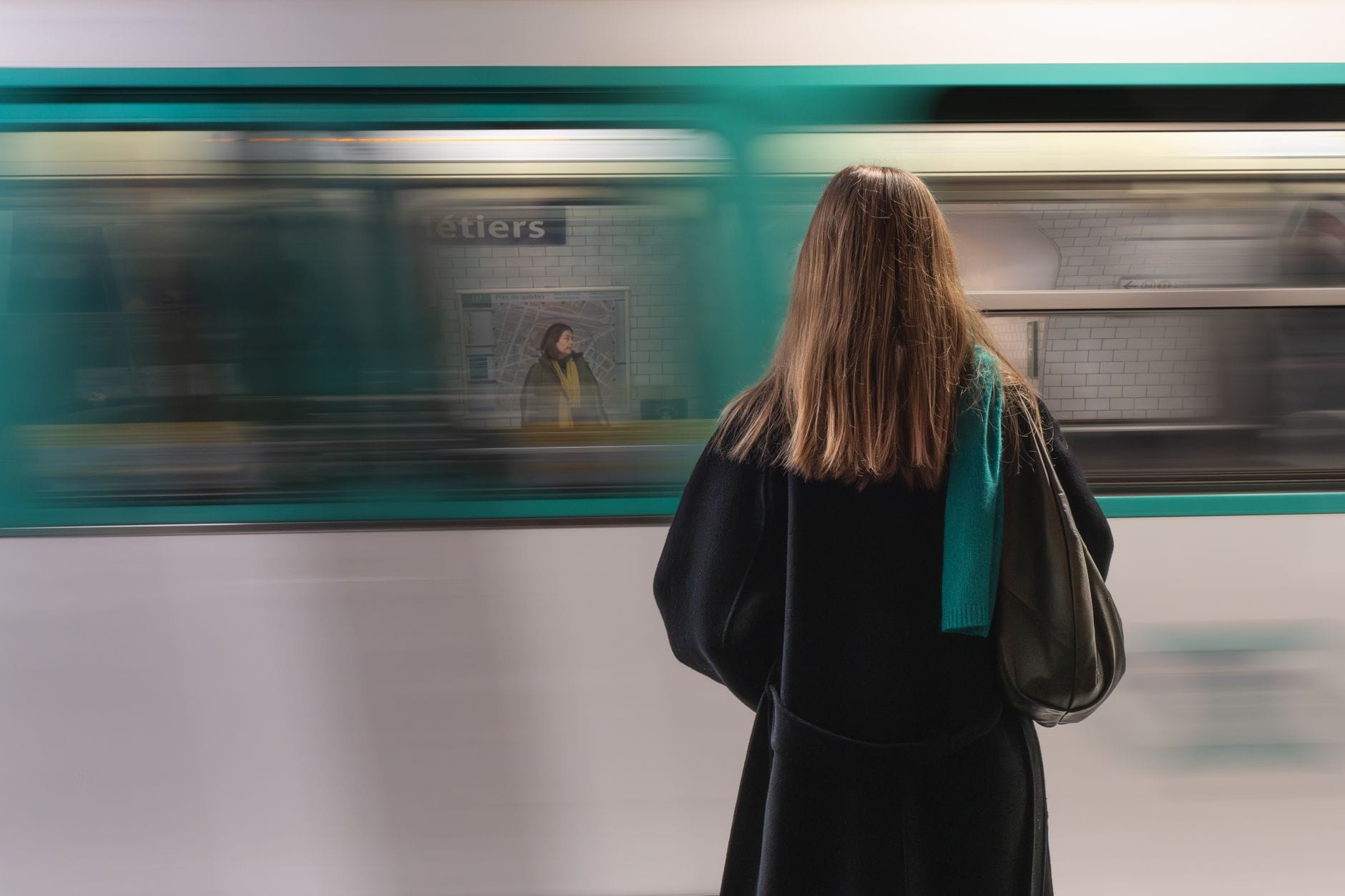 Kobieta podróżująca solo czeka na paryskie metro na peronie