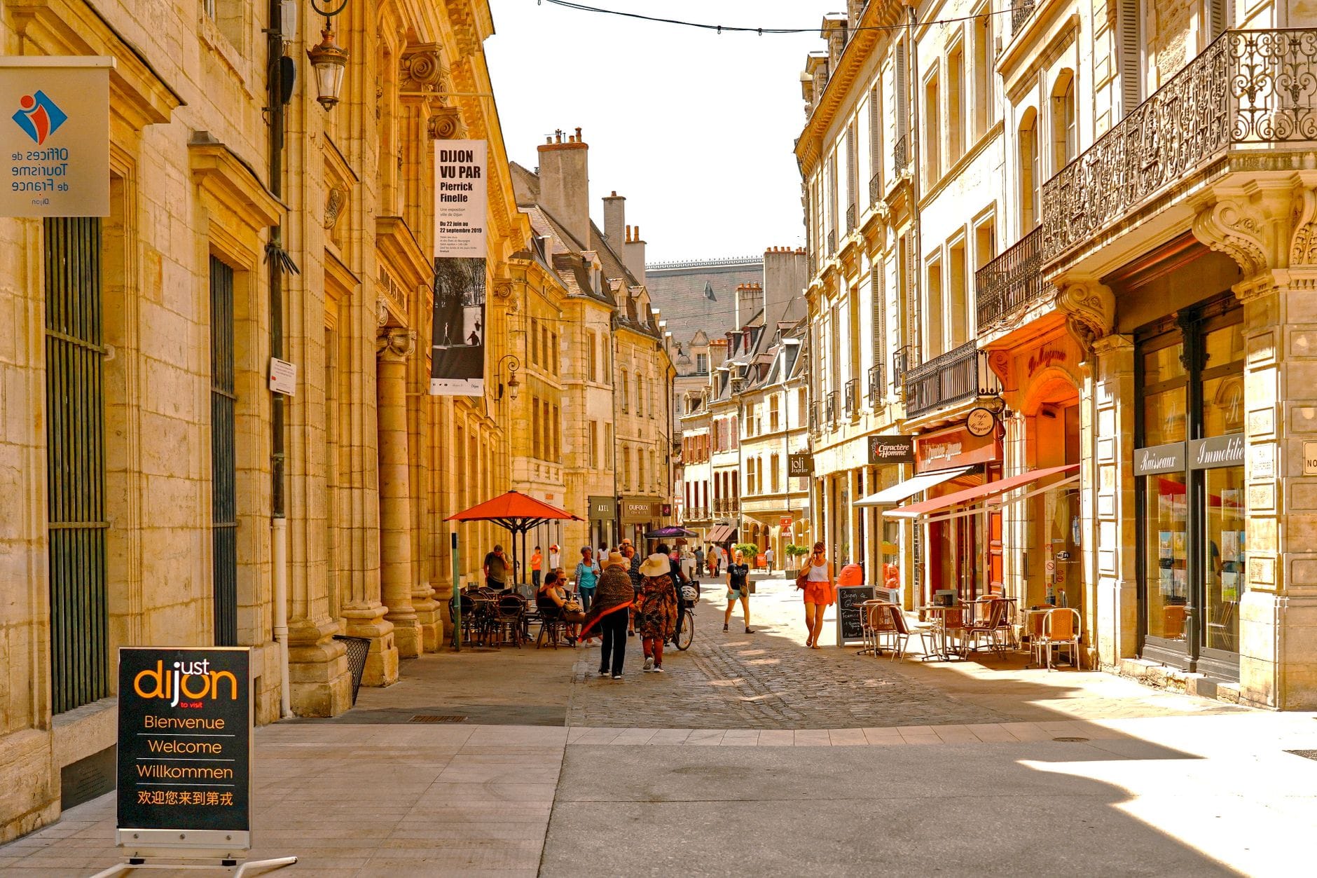 Malownicza ulica Dijon z zabytkowymi kamienicami w centrum miasta