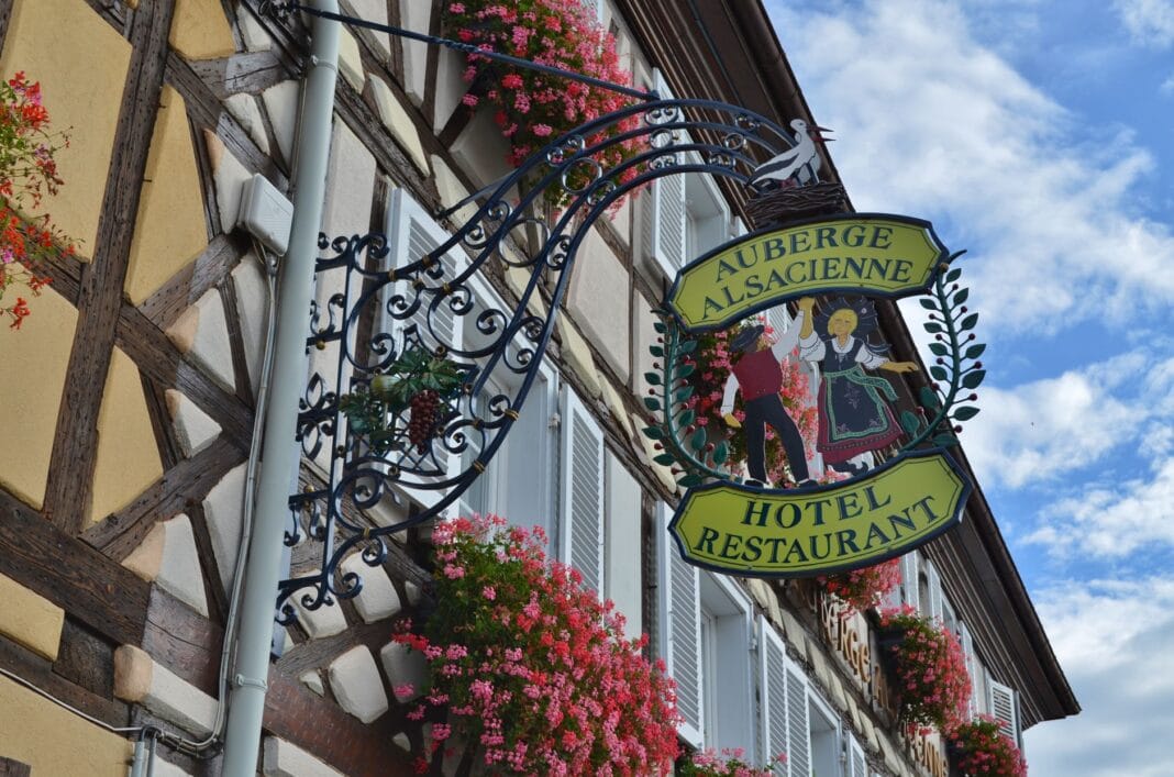 Płatność w wiejskiej auberge: jak poprosić o rachunek po francusku i zostawić napiwek Płatność w wiejskiej auberge: jak poprosić o rachunek po francusku i zostawić napiwek