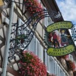 Płatność w wiejskiej auberge: jak poprosić o rachunek po francusku i zostawić napiwek