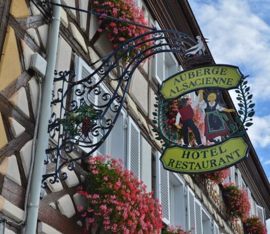 Płatność w wiejskiej auberge: jak poprosić o rachunek po francusku i zostawić napiwek Płatność w wiejskiej auberge: jak poprosić o rachunek po francusku i zostawić napiwek
